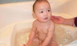 婴儿洗澡视频,温馨互动，快乐成长